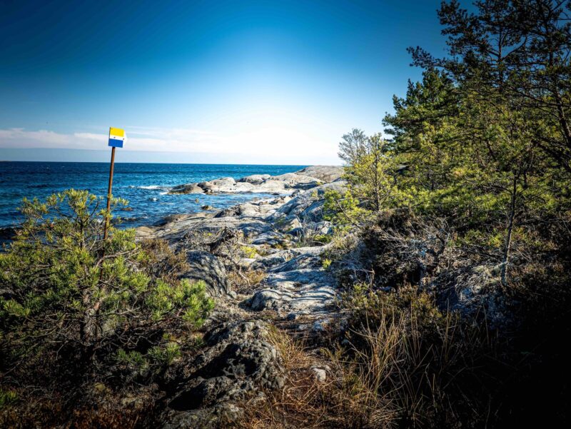 SAT trail marking on rocks Nåttarö