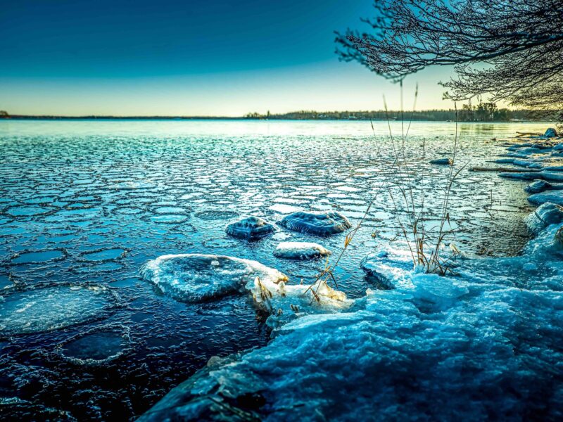 Winter light and frozen water Yxlan
